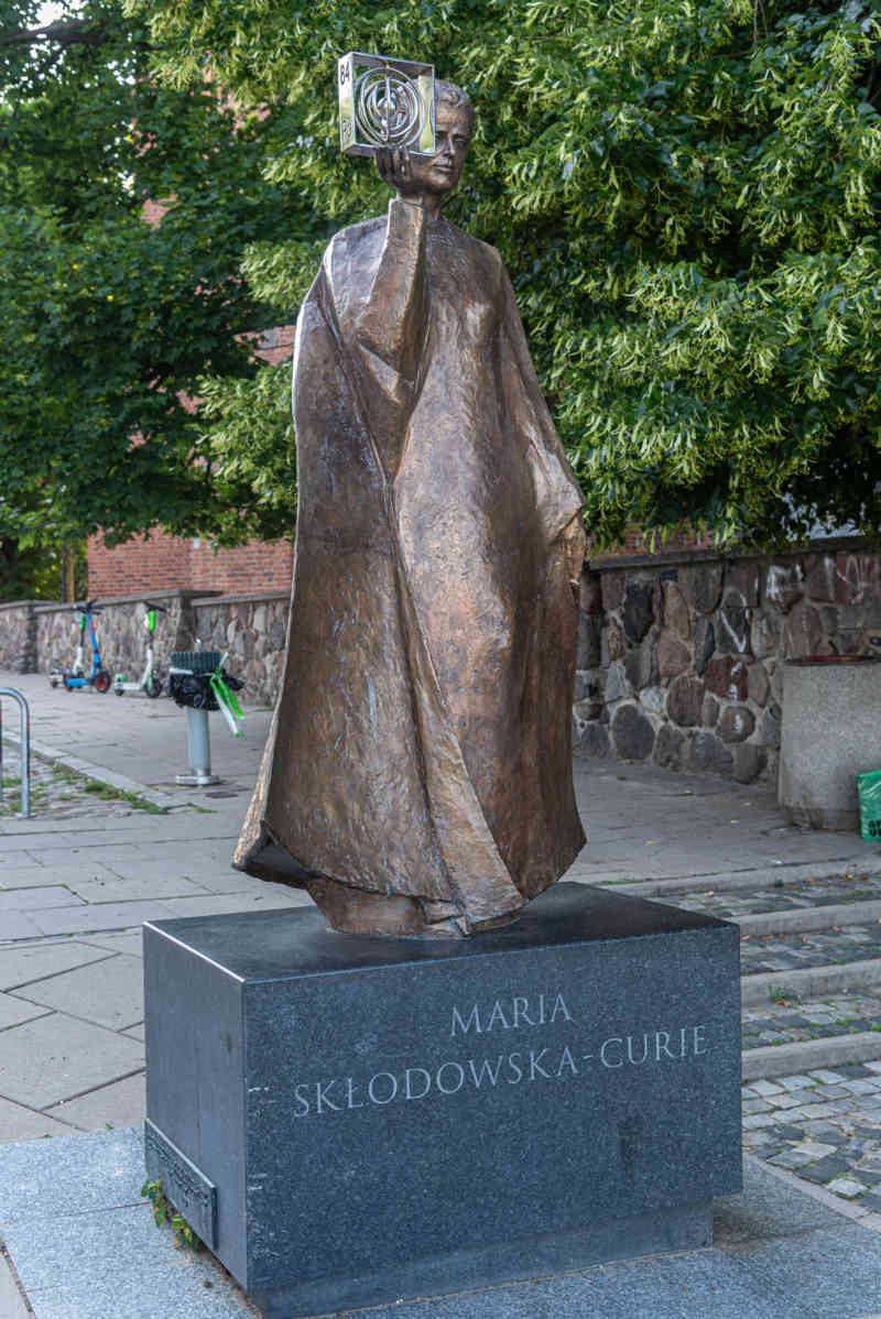 Polonia - Varsovia 094 - escultura de Marie Curie.jpg
